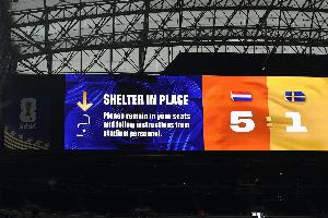 天公不作美!荷兰5-1瑞典赛后 受恶劣天气影响球迷被要求留在场内