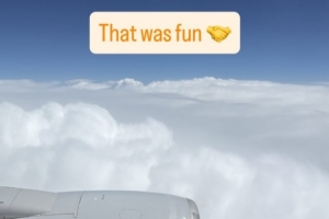 玩得很开心!德拉维多瓦晒回程航班舷窗照:真是一次有趣的旅程!